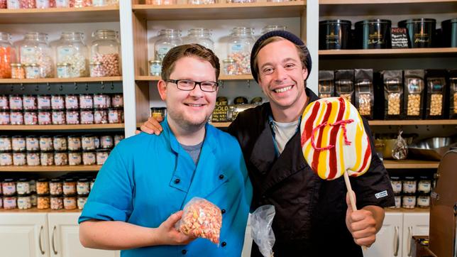 Bild: BR Für Bonbons braucht man sehr viel Zucker: Tobi (rechts) und Bonbonkoch Marius kochen gemeinsam Tobis Lieblingsbonbons und einen riesigen Lolli.