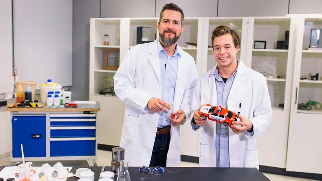 Bild: BR/megaherz GmbH Im Klebstofflabor - Experte Adrian (links) erklärt Checker Tobi, warum Klebstoff überhaupt klebt.