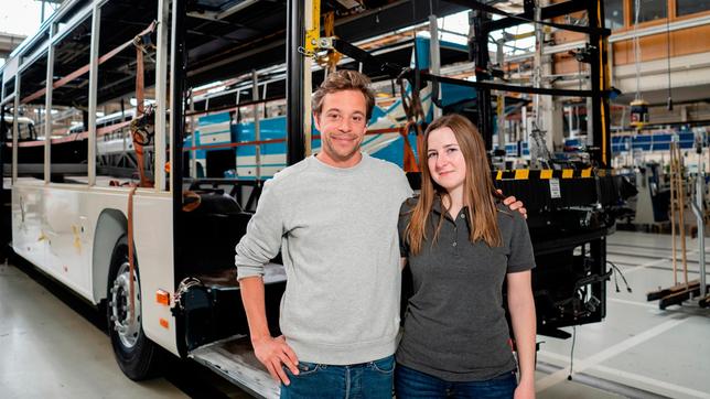 Bild: BR/megaherz GmbH/Hans-Florian Hopfner In Neu-Ulm zeigt Lackiermeisterin Annika Tobi, wie ein Bus gebaut wird. Weiteres Bildmaterial finden Sie unter www.br-foto.de.