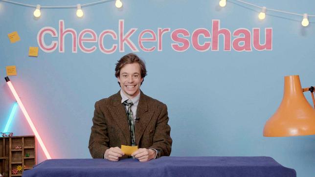 Bild: BR/megaherz gmbh In seiner Checkerbude hat Tobi sich ein eigenes Checkerschau-Studio eingerichtet. Weiteres Bildmaterial finden Sie unter www.br-foto.de.