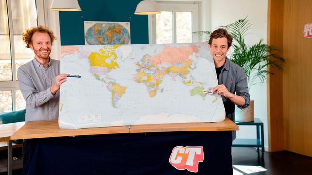 Bild: BR/megaherz GmbH/Hans-Florian Hopfner Mit Wissenschaftler Flo checkt Tobi (rechts), wie sich Krisen auf unsere Welt auswirken.