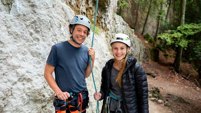 Bild: BR/megaherz GmbH/Hans-Florian Hopfner Neben ein bisschen Kraft braucht man beim Klettern vor allem Technik. Von Profi-Kletterin Hannah Meul hat Tobi schon ein paar Tricks gelernt. Ob es reicht, um die Felswand hochzukommen?