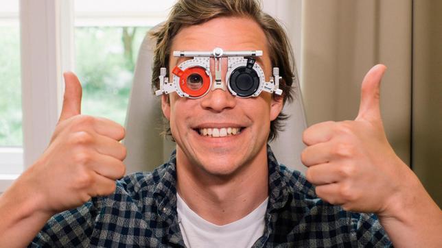 Bild: BR/megaherz gmbh/Hans-Florian Hopfner Tobi beim Sehtest: Er hat gute Augen! Weiteres Bildmaterial finden Sie unter www.br-foto.de.