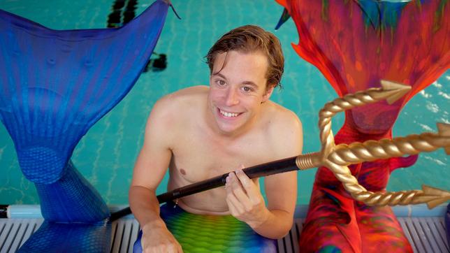 Bild: BR/Fabian Runtenberg Tobi checkt, wie man als Meermann schwimmt. Den Dreizack hat er schon mal!