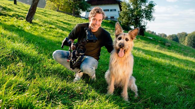 Tobi mit Filmhund Chewakka. Er spielt in der Serie "Racko – Ein Hund für alle Fälle" die Hauptrolle: Racko!