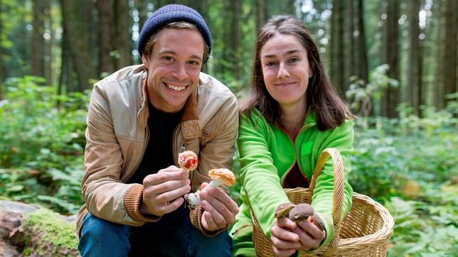 Bild: BR/megaherz gmbh/Hans-Florian Hopfner Tobi und Pilzexpertin Annett haben viele Pilze gefunden. Annetts Maronenröhrlinge schmecken lecker, aber Vorsicht: Tobis Fliegenpilz ist giftig! Weiteres Bildmaterial finden Sie unter www.br-foto.de.