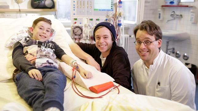 Bild: BR/megaherz gmbh/Hans-Florian Hopfner Zwei Mal pro Woche muss Leon zur Dialysemaschine, um sein Blut zu reinigen.