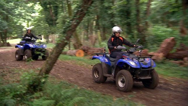 Bild: WDR Die Jungs beim Quadfahren.