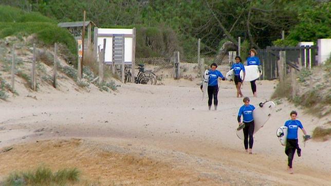 Bild: WDR Die Teilnehmerinnen und Teilnehmer des Surfcamps auf dem Weg zum Strand.