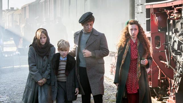 Bild: SWR/LOOKSfilm/Andreas Wünschirs Sandrine (Mina Christ) führt die deutschen Flüchtlinge (Rosalie Neumeister, Finnlay Berger, Caspar Langer) schnell zu sich nach Hause.