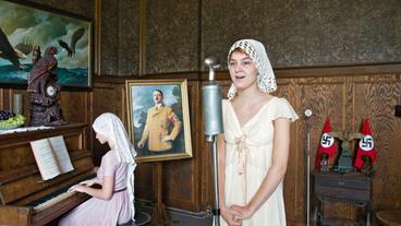 Bild: SWR/LOOKSfilm/Andreas Wünschirs Eva (Natálie Vágnerová) und Renata (Kateøina Coufalová) müssen vor den SS-Wachen auftreten.