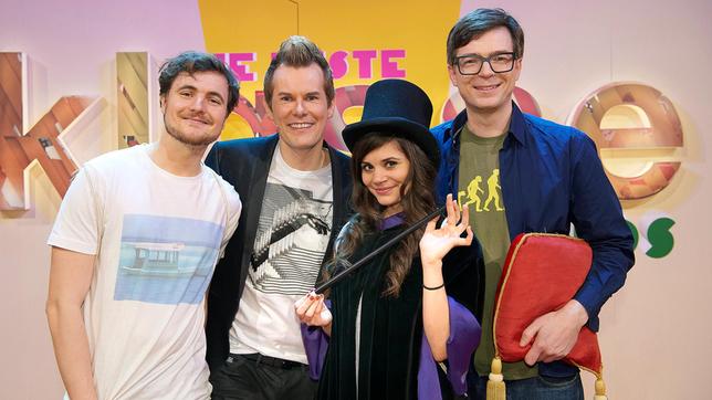 Bild: ARD/KiKA/Melanie Grande Malte Arkona freut sich mit seinen Gästen auf das große Superfinale 2016 von "Die beste Klasse Deutschlands". V.l.n.r.: Phil Laude, Malte Arkona. Joyce Ilg, Ralph Caspers