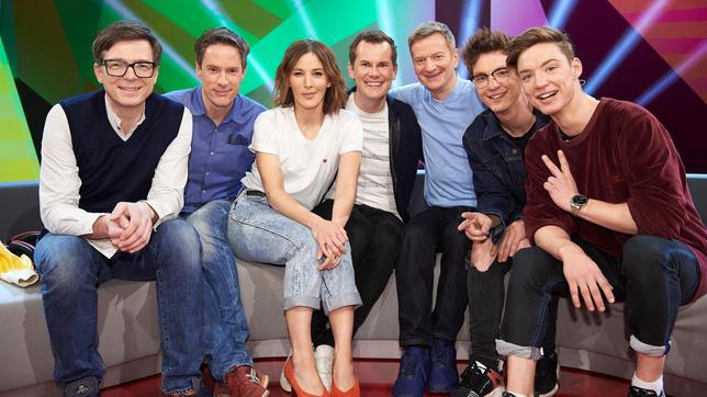 Bild: HR/Melanie Grande v.l. Ralph Caspers, Sven Lorig, Jeannine Michaelsen, Malte Arkona, Michael Kessler und die Lochis