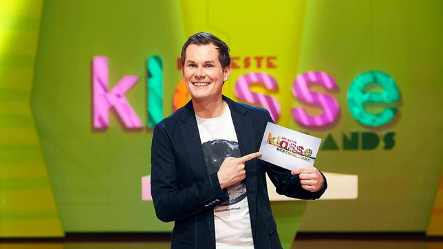 Bild: ARD/KiKA/Melanie Grande Wer wird "Die beste Klasse Deutschlands" 2018? Zum elften Mal präsentiert Malte Arkona das größte Schülerquiz Deutschlands