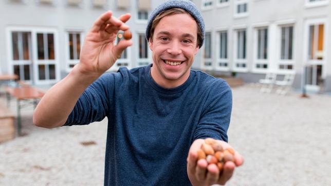 Bild: BR/megaherz gmbh Checker Tobi mit einer Nuss. Weiteres Bildmaterial finden Sie unter www.br-foto.de.