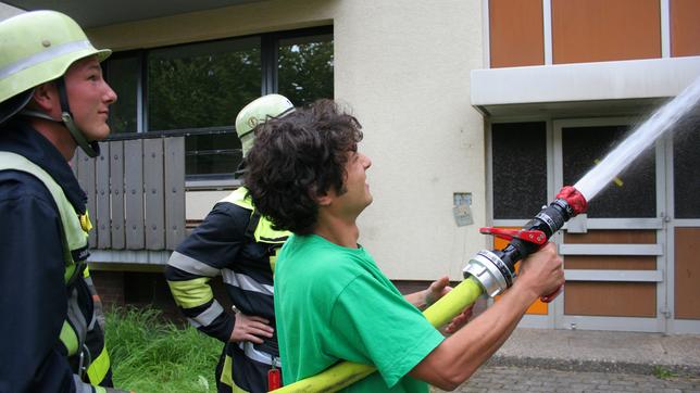 Bild: BR Checker Can Der Feuerwehr-Check: Can mit einem Feuerwehrschlauch