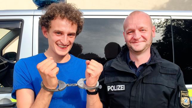 Bild: BR/megaherz gmbh Bei der Polizei: Julian erlebt mit Kriminalhauptkommissar Josef einen brenzligen Polizeieinsatz. Ob sie den Täter fassen?
