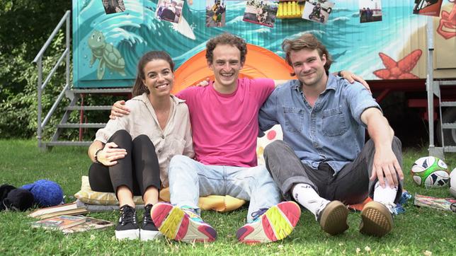 Bild: ARD Checker Julian (Mitte) checkt mit seinem besten Freund Emanuel und der Psychologin Anja, warum Freunde und Freundinnen so wichtig sind.