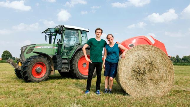 Bild: BR/megaherz GmbH/Hans-Florian Hopfner Checker Julian hilft der Bäuerin Bettina bei der Heuernte.