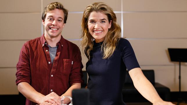 Bild: BR/megaherz gmbh/Hans-Florian Hopfner Checker Tobi mit Comedian und Schauspielerin Anke Engelke in einem Synchronstudio in Berlin.