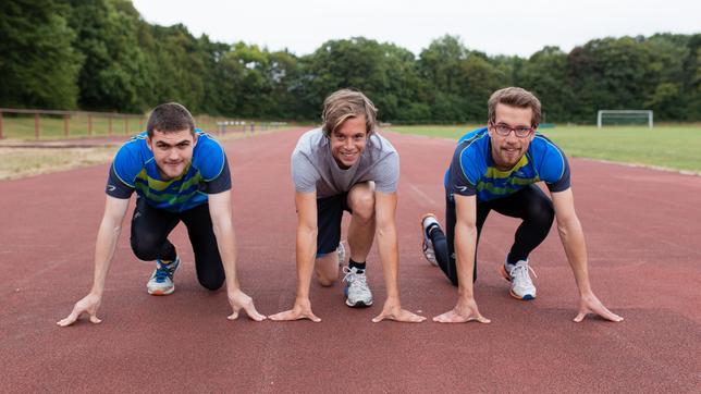 Bild: BR/megaherz gmbh/Hans-Florian Hopfner Checker Tobi Der Blinden-Check 03.09.2016 Checker Tobi mit dem sehbehinderten Sportler Sebastian Roob (links) und seinem Trainer Rafael Marks (rechts).