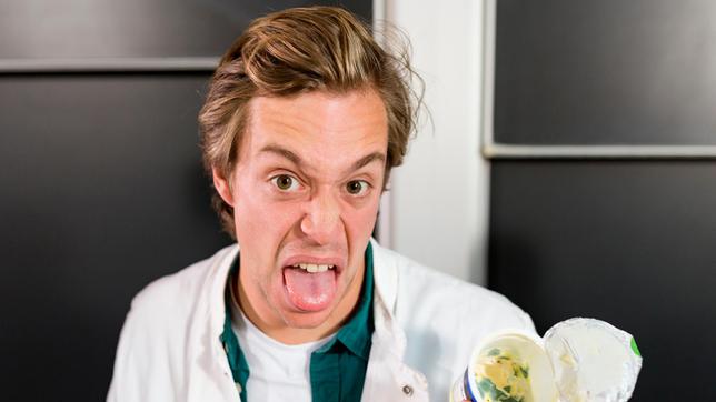 Bild: BR/megaherz gmbh Checker Tobi ekelt sich vor verschimmelter Sahne im Labor der Technischen Universität München.