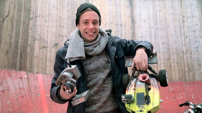 Bild: BR/Mathias Hagn Checker Tobi mit einem Rennauto-Modell.