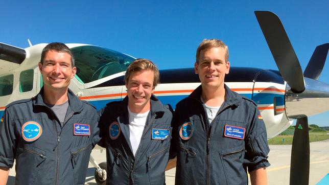 Bild: BR/megaherz gmbh/Stefan Schindler Checker Tobi (Mitte) mit Marc Puskeiler und Thomas van Marwick vor einem Klima-Forschungsflugzeug des Deutschen Zentrums für Luft- und Raumfahrt in Oberpfaffenhofen.
