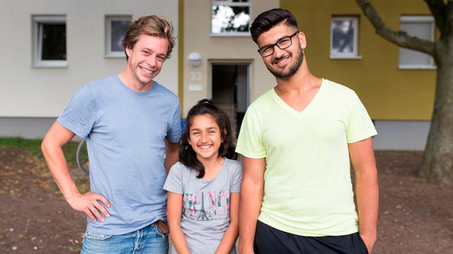 Bild: BR/megaherz gmbh Checker Tobi (links) mit Rahmat Ghafari und Schwester Lina beim Projekt "Integration durch Sport". Weiteres Bildmaterial finden Sie unter www.br-foto.de.