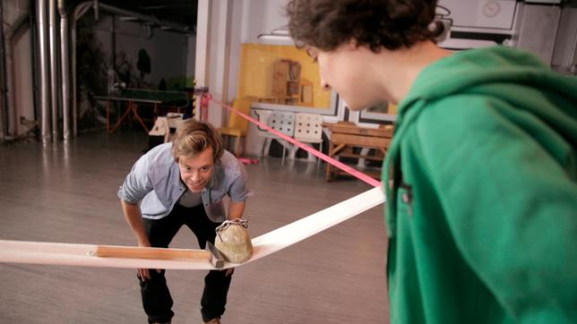 Bild: BR/megaherz gmbh/Mathias Hagn Checker Tobi (hinten) mit Slackliner Elias Finale.