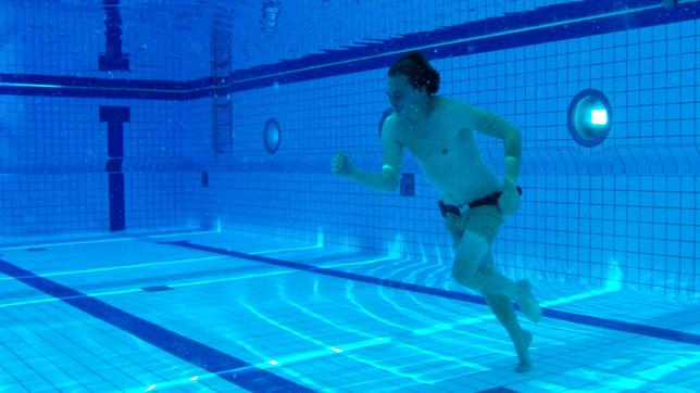 Bild: BR/Philipp Greitner Checker Tobi versucht unter Wasser zu gehen.