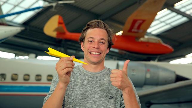 Bild: BR/Mathias Hagn/megaherz gmbh Ob Tobi den Flieger richtig lenken kann?