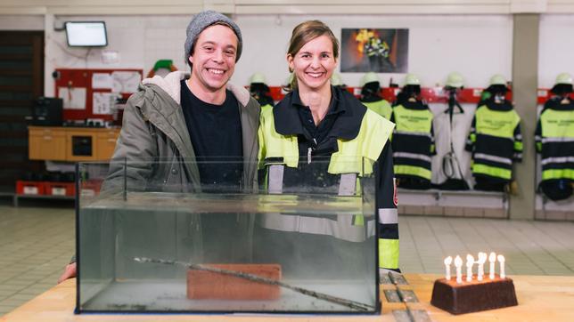 Bild: BR/megaherz GmbH/Hans-Florian Knoll Checker Tobi mit Feuerwehrfrau Karolin Knoll.