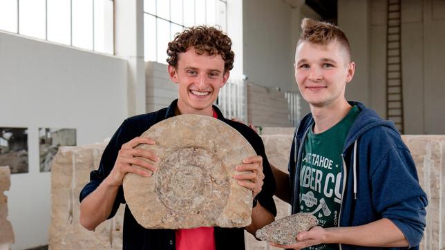 Der Geologe Oliver Bartos erklärt Julian, wie Steine und Fossilien entstehen.