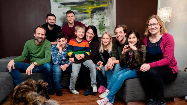 Bild: BR/megaherz gmbH/Hans-Florian Hopfner Familie Schwarz mit Checker Tobi (3. von rechts) und Psychologin Verena (rechts).