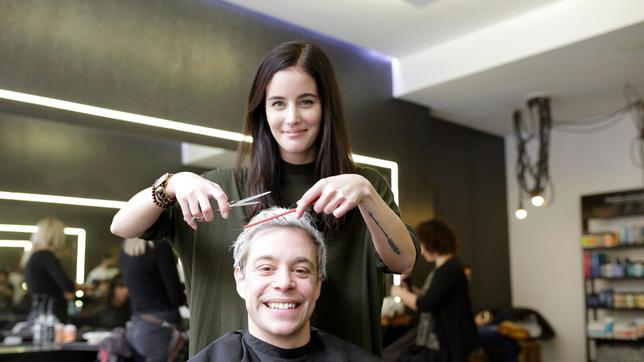 Bild: BR Friseurin Dani hat Tobi die Haare grau gefärbt. Zum Glück geht die Farbe beim Waschen wieder raus.
