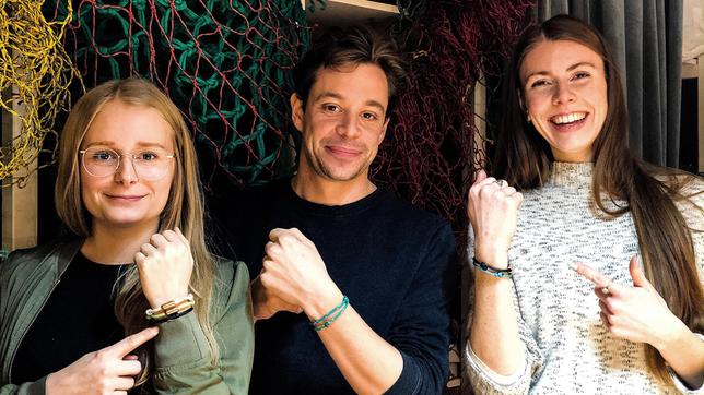 Bild: BR/megaherz gmbh Gemeinsam mit Maja und Sandra stellt Checker Tobi Schmuck aus alten Fischernetzen her.