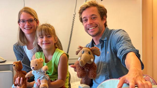 Bild: BR/megaherz gmbh/Nikola Krivokuca Gemeinsam mit Nina findet Tobi heraus, was ein Cochlea-Implantat ist und wie es Nina beim Hören helfen soll. Weiteres Bildmaterial finden Sie unter www.br-foto.de.