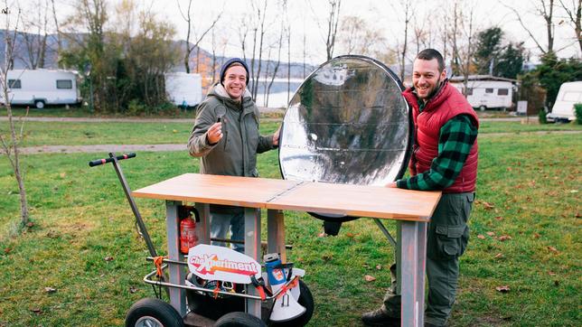 Bild: BR/megaherz gmbh Herausforderer und Outdoorexperte Joe mit Checker Tobi (links) beim Chexperiment in Kochel am See.