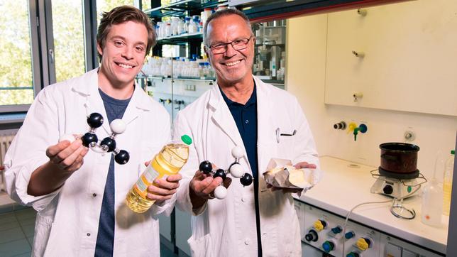 Bild: BR/megaherz gmbh Im Chemielabor: Tobi (links) erlebt bei Professor Anton eine Fettexplosion. Ob das gut geht?