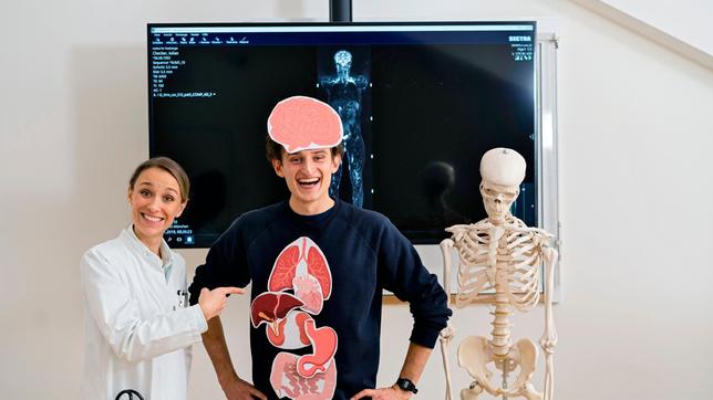 Bild: BR/megaherz gmbh/Hans-Florian Hopfner Im Klinikum Rechts der Isar in München trifft Julian Ärztin Anna. Weiteres Bildmaterial finden Sie unter www.br-foto.de.