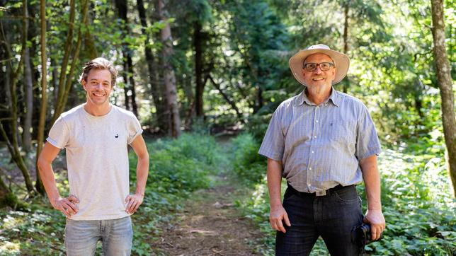 Bild: BR/megaherz gmbh/Hans-Florian Hopfner Im Rainer Wald bei Straubing lernt Tobi (links) von Martin, was eine Renaturierung ist. Weiteres Bildmaterial finden Sie unter www.br-foto.de.