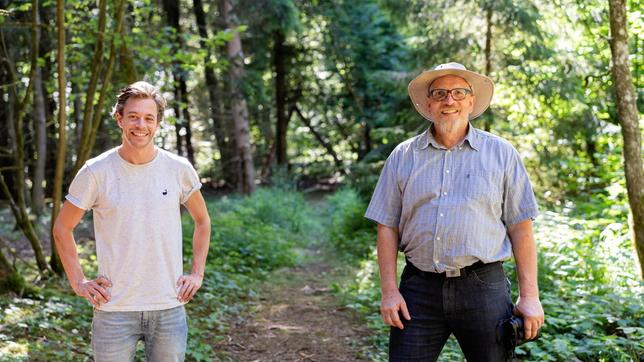 Im Rainer Wald bei Straubing lernt Tobi (links) von Martin, was eine Renaturierung ist. Weiteres Bildmaterial finden Sie unter www.br-foto.de.