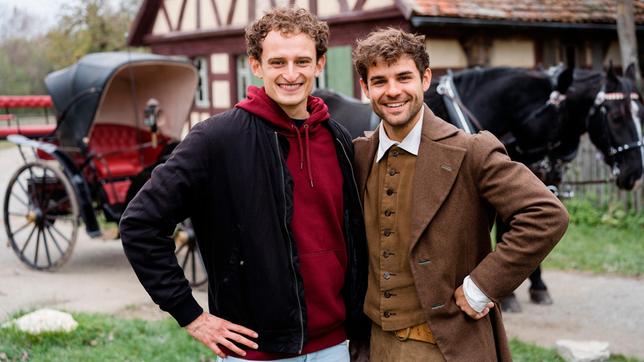 Bild: BR/megaherz gmbh/Hans-Florian Hopfner Julian (links) am Set von "Der starke Hans" mit dem Schauspieler Lucas Reiber.