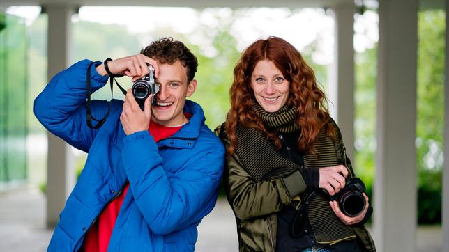 Bild: BR/megaherz GmbH/Hans-Florian Hopfner Julian hat eine alte Fotokamera vom Flohmarkt, Fotografin Laura eine moderne Digitalkamera. Welche Kamera macht wohl die besseren Fotos?