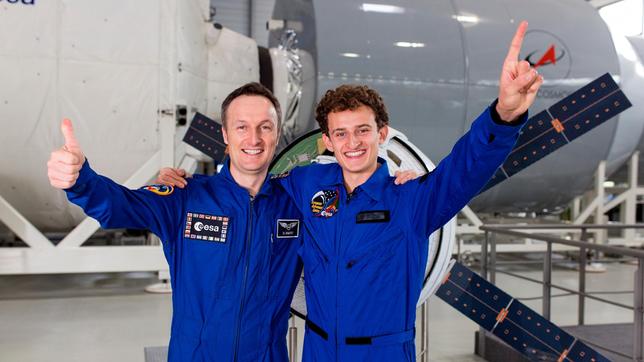Julian (rechts) mit Astronaut Matthias Maurer.