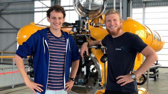 Julian (links) trifft Meerestechniker Peter mit dem Forschungstauchboot JAGO. 