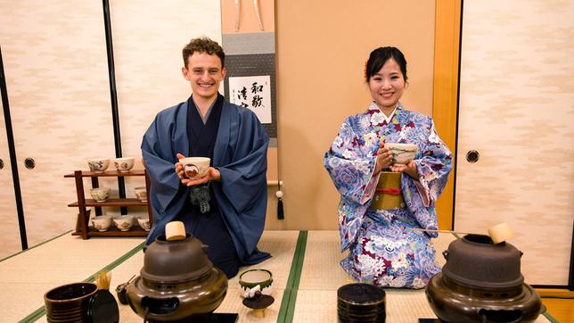 Julian und eine Protagonistin bei einer klassischen japanischen Teezeremonie. Weiteres Bildmaterial finden Sie unter www.br-foto.de.