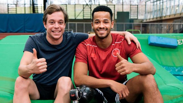 Bild: BR/megaherz León ist super fit (rechts). Er hat sogar einmal bei den Paralympics teilgenommen im Sprint und Weitsprung.