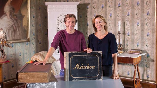Bild: BR/megaherz gmbh/Hans-Florian Hopfner Checker Tobi Märchen-Check: Tobi mit Märchenexpertin Uta Hauck-Thum
